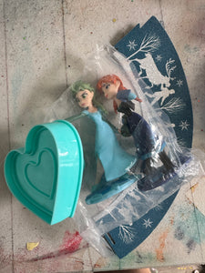 Frozen pack ( 2 dolls and cookie cutter)